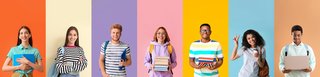 Acht junge Menschen stehen nebeneinander vor farbigen, einfarbigen Hintergründen (Orange, Creme, Lila, Rosa, Gelb, Hellblau, Apricot, Rot). Sie halten Bücher, Ordner, Laptops oder Getränke in der Hand, tragen Freizeitkleidung und wirken fröhlich oder konzentriert. Die Darstellung vermittelt Vielfalt, Bildung und jugendliche Lebensfreude.