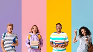 Acht junge Menschen stehen nebeneinander vor farbigen, einfarbigen Hintergründen (Orange, Creme, Lila, Rosa, Gelb, Hellblau, Apricot, Rot). Sie halten Bücher, Ordner, Laptops oder Getränke in der Hand, tragen Freizeitkleidung und wirken fröhlich oder konzentriert. Die Darstellung vermittelt Vielfalt, Bildung und jugendliche Lebensfreude.