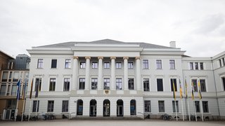 Frontalansicht des Krefelder Rathauses mit klassischer Fassade und Säulen.