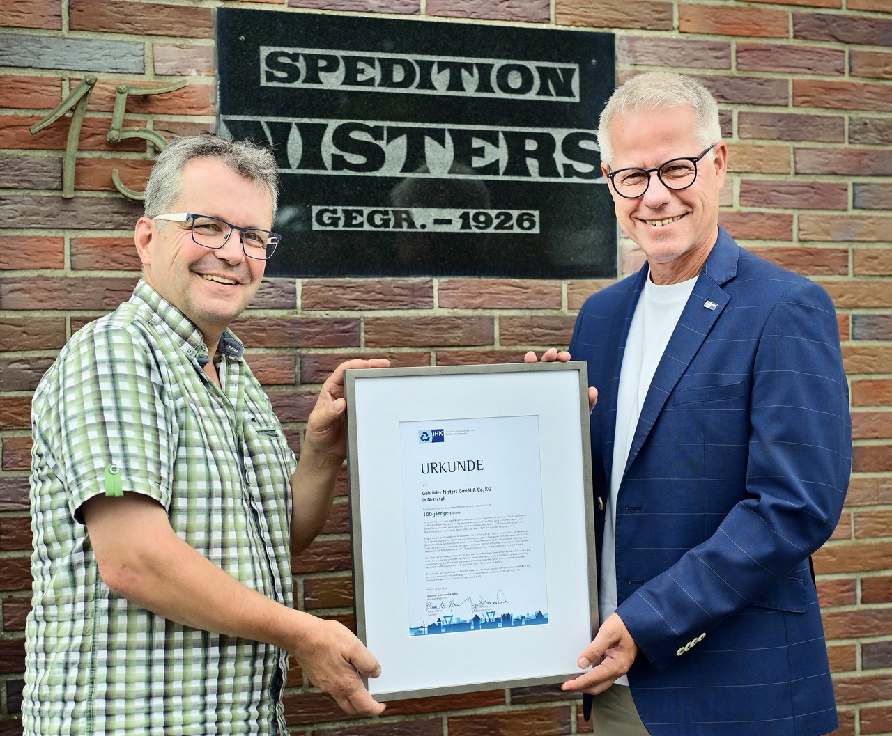 IHK-Hauptgeschäftsführer Jürgen Steinmetz (r.) gratulierte Peter Nisters zum Firmenjubiläum.