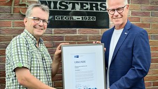 IHK-Hauptgeschäftsführer Jürgen Steinmetz (r.) gratulierte Peter Nisters zum Firmenjubiläum.