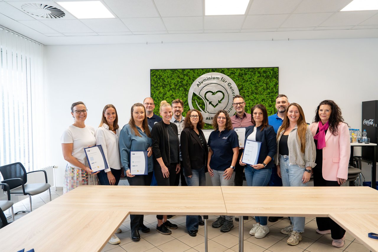 In großer Runde wurden die Schulpartnerschaften unterzeichnet von (v.l.) Andrea Mädler, (Gymnasium Norf Neuss), Gracia Schulze (Gymnasium Norf Neuss), Dorothee Stawowski, (Realschule Hackenbroich Dormagen), Nils Mechler (Aluminium Norf GmbH Neuss), Darko Matijevic (Rachel-Carson-Schule Dormagen), Stephanie Kersten (Gesamtschule Norf Neuss), Michaela Pampel (Aluminium Norf GmbH Neuss), Andreas Hahn (Schulleiter Gesamtschule Norf Neuss), Gülay Sekerci (Schulleiterin Rachel-Carson- Schule Dormagen), Thorsten Rex (Leiter technische Ausbildung, Aluminium Norf GmbH Neuss), Larisa Kovacevic (Gesamtschule Norf Neuss) sowie Gabriele Götze von der IHK. 