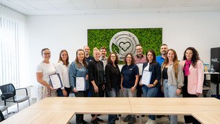 In großer Runde wurden die Schulpartnerschaften unterzeichnet von (v.l.) Andrea Mädler, (Gymnasium Norf Neuss), Gracia Schulze (Gymnasium Norf Neuss), Dorothee Stawowski, (Realschule Hackenbroich Dormagen), Nils Mechler (Aluminium Norf GmbH Neuss), Darko Matijevic (Rachel-Carson-Schule Dormagen), Stephanie Kersten (Gesamtschule Norf Neuss), Michaela Pampel (Aluminium Norf GmbH Neuss), Andreas Hahn (Schulleiter Gesamtschule Norf Neuss), Gülay Sekerci (Schulleiterin Rachel-Carson- Schule Dormagen), Thorsten Rex (Leiter technische Ausbildung, Aluminium Norf GmbH Neuss), Larisa Kovacevic (Gesamtschule Norf Neuss) sowie Gabriele Götze von der IHK. 