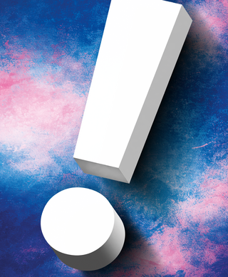 Weißes 3D‑Ausrufezeichen vor einem blau‑pink gemischten Hintergrund.