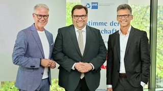 IHK-Hauptgeschäftsführer Jürgen Steinmetz (l.) und Gastgeber Stefan Rinsch (r.), Vorstand der Volksbank Krefeld, begrüßten Oberbürgermeister Frank Meyer beim jüngsten IHK-Regionalforum Krefeld.