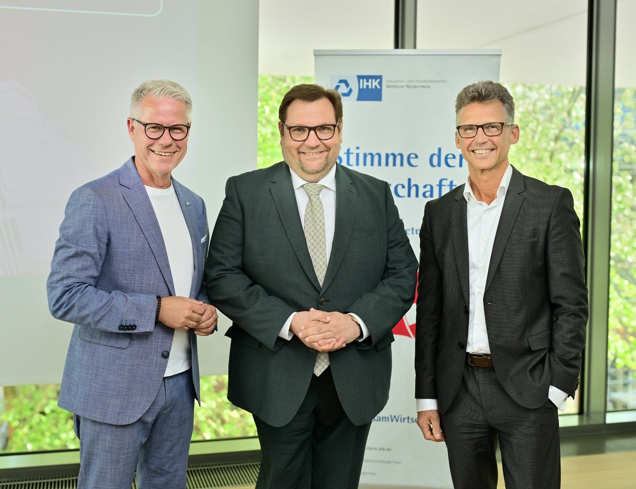 IHK-Hauptgeschäftsführer Jürgen Steinmetz (l.) und Gastgeber Stefan Rinsch (r.), Vorstand der Volksbank Krefeld, begrüßten Oberbürgermeister Frank Meyer beim jüngsten IHK-Regionalforum Krefeld.