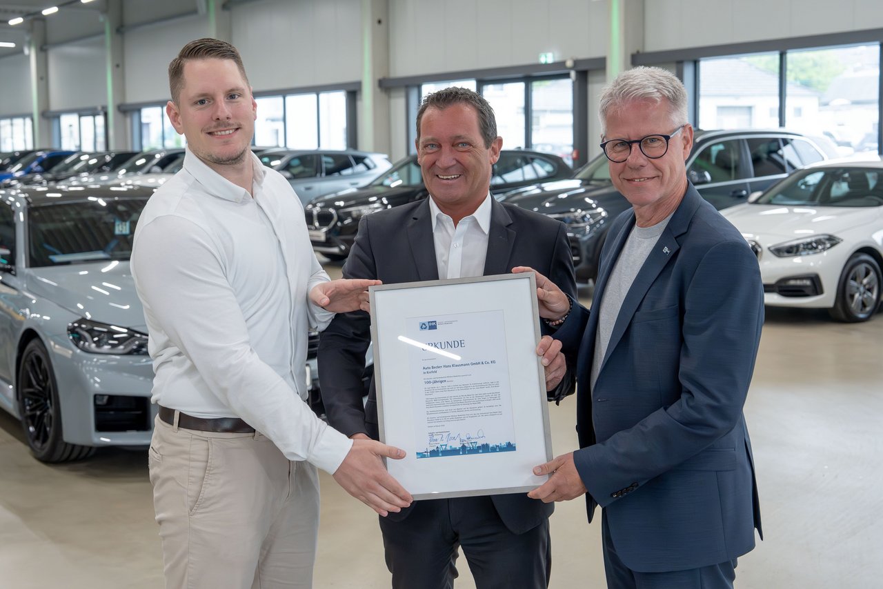 IHK-Hauptgeschäftsführer Jürgen Steinmetz (r.) überreichte eine Urkunde an Geschäftsführer Jan Klausmann (M.) und Marketingleiter Tim Finke. 