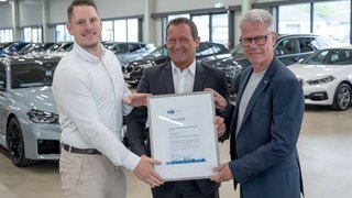 IHK-Hauptgeschäftsführer Jürgen Steinmetz (r.) überreichte eine Urkunde an Geschäftsführer Jan Klausmann (M.) und Marketingleiter Tim Finke. 