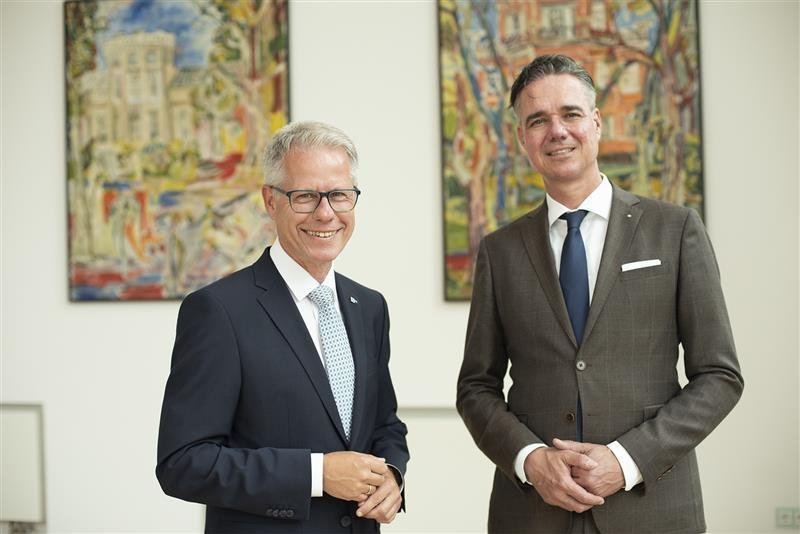 IHK-Präsident Elmar te Neues (r.) und IHK-Hauptgeschäftsführer Jürgen Steinmetz freuen sich auf die weitere Zusammenarbeit.