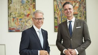 IHK-Präsident Elmar te Neues (r.) und IHK-Hauptgeschäftsführer Jürgen Steinmetz freuen sich auf die weitere Zusammenarbeit.