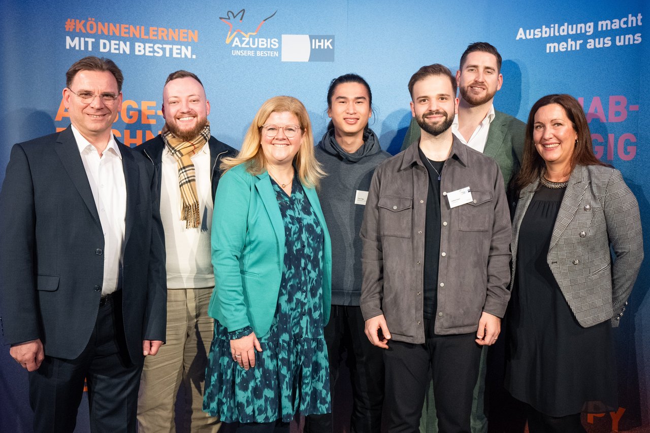 IHK-Geschäftsführerin Daniela Perner (3.v.l.) hat die beiden Super-Azubis vom Mittleren Niederrhein, Tuan Ngo (Mitte) und Volkan Kepil (3.v.r.), ebenso wie Sven Mundry (Schulleiter des Berufskollegs Uerdingen, l.), Sebastian de Haan (Ausbilder SGL Epo, 2.v.l.), Kai Burger (Ausbildungskoordinator Lanxess, 2.v.r.) und Veronica Krobok (Ausbilderin Currenta, r.) zur Feier nach Berlin begleitet.