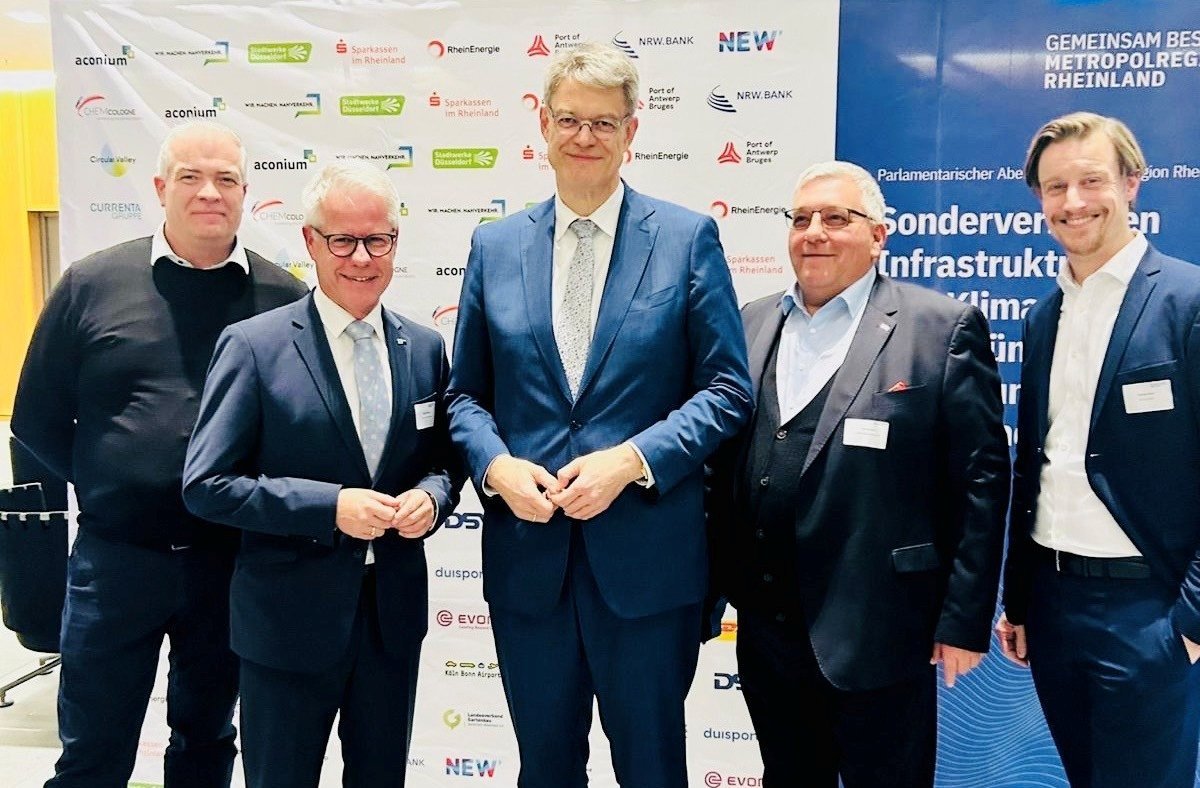 Sie tauschten sich beim Parlamentarischen Abend der Metropolregion Rheinland in Berlin aus (v.l.): Markus Walke (Vorsitzender der Logistikregion Rheinland), Jürgen Steinmetz (Hauptgeschäftsführer der IHK Mittlerer Niederrhein), Bundesverkehrsminister Patrick Schnieder, Thomas Klann (stellvertretender Vorsitzender der Logistikregion Rheinland) und Thomas Vieten (Geschäftsführer der Logistikregion Rheinland).