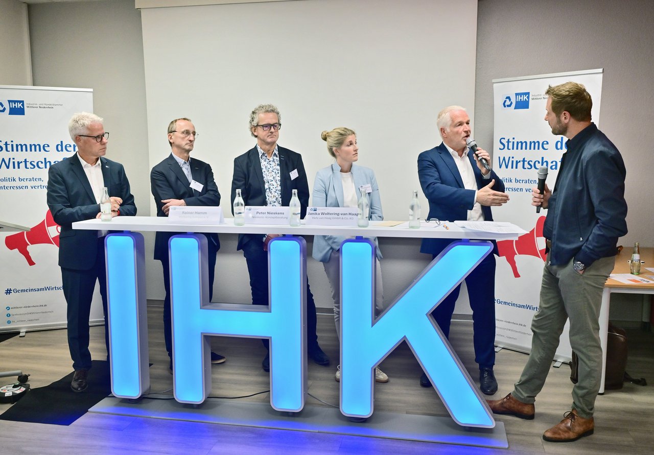 Sie diskutierten über den Wirtschaftsstandort Kempen (v.l.): IHK-Hauptgeschäftsführer Jürgen Steinmetz, Rainer Hamm (Geschäftsführer des Werberings Kempen e.V.), Peter Nieskens (Vorsitzender des Unternehmerkreises Kempen e.V.), IHK-Vizepräsidentin Janika Woltering-van Haag (Geschäftsführerin der Hefe van Haag GmbH & Co. KG), Bürgermeister Christoph Dellmans und Moderator Dieter Könnes.