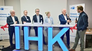 Sie diskutierten über den Wirtschaftsstandort Kempen (v.l.): IHK-Hauptgeschäftsführer Jürgen Steinmetz, Rainer Hamm (Geschäftsführer des Werberings Kempen e.V.), Peter Nieskens (Vorsitzender des Unternehmerkreises Kempen e.V.), IHK-Vizepräsidentin Janika Woltering-van Haag (Geschäftsführerin der Hefe van Haag GmbH & Co. KG), Bürgermeister Christoph Dellmans und Moderator Dieter Könnes. 