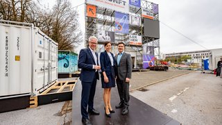 Sie stellten den Campus Zukunft auf dem Wendersplatz vor (v.l.): IHK-Hauptgeschäftsführer Jürgen Steinmetz, IHK-Projektmanagerin Gillian Hahn und IHK-Projektleiter Nicolai Dwinger. 		Foto: IHK