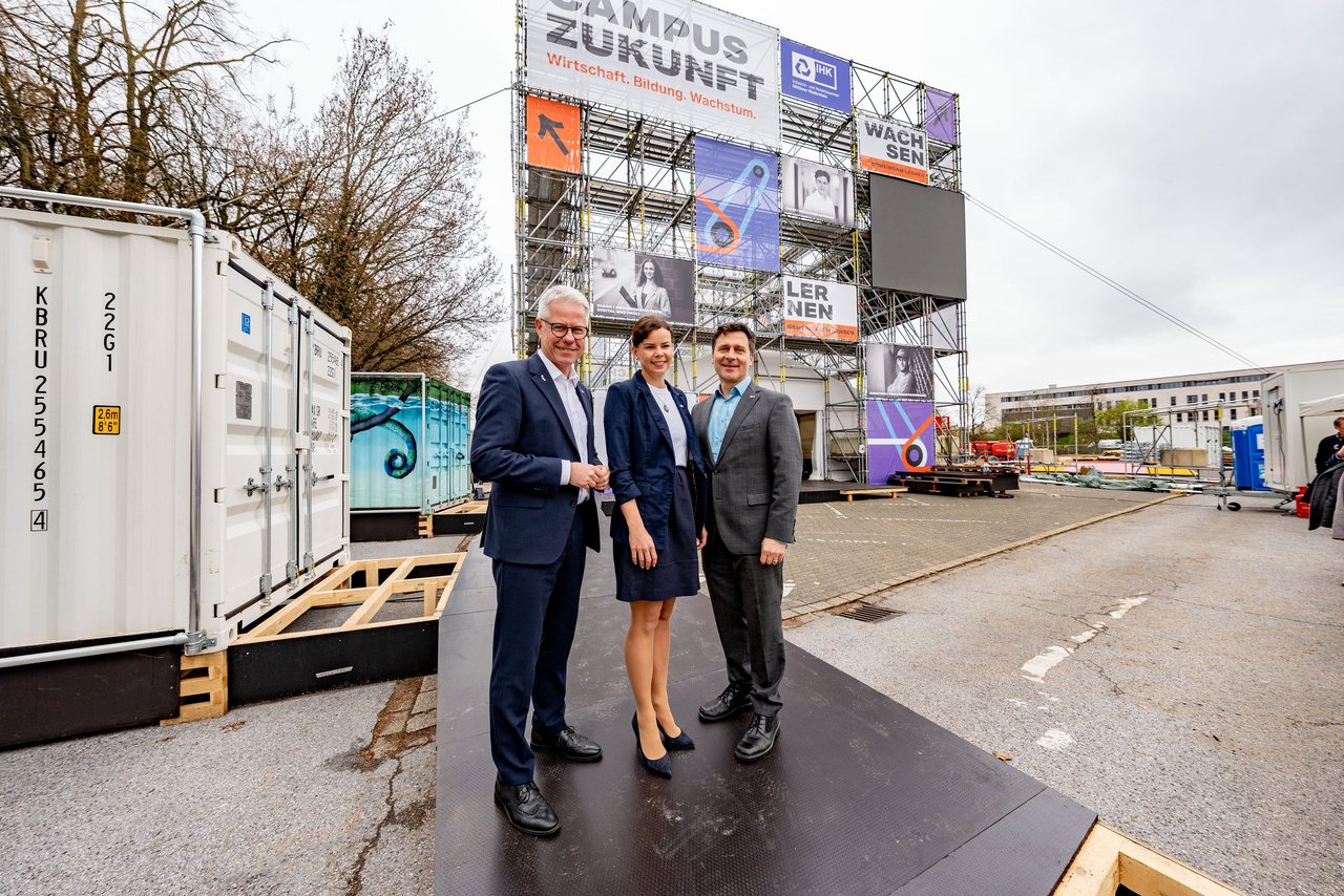 Sie stellten den Campus Zukunft auf dem Wendersplatz vor (v.l.): IHK-Hauptgeschäftsführer Jürgen Steinmetz, IHK-Projektmanagerin Gillian Hahn und IHK-Projektleiter Nicolai Dwinger. 		Foto: IHK