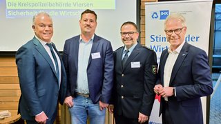 Tauschten sich über das Thema Sicherheit aus (v.l.): Rainer Höppner (Sprecher des Regionalforums und IHK-Vizepräsident), Peter Diessenbacher (Founder und Managing Director der WeGrow Germany GmbH & Co. KG), Sebastian Wessel (Leiter der Abteilung Polizei im Kreis Viersen) und IHK-Hauptgeschäftsführer Jürgen Steinmetz. 