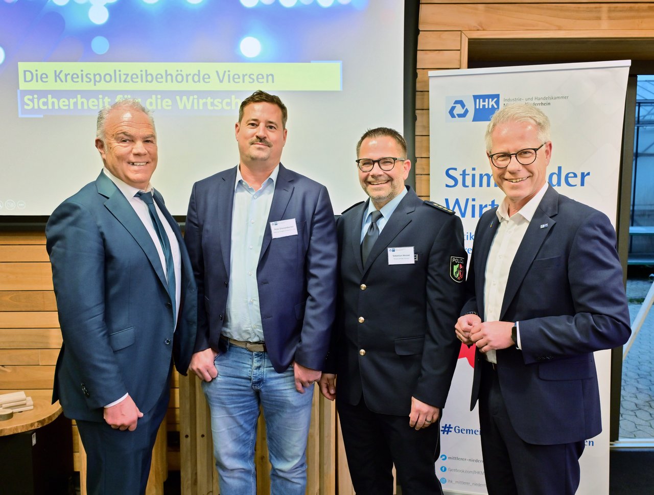Tauschten sich über das Thema Sicherheit aus (v.l.): Rainer Höppner (Sprecher des Regionalforums und IHK-Vizepräsident), Peter Diessenbacher (Founder und Managing Director der WeGrow Germany GmbH & Co. KG), Sebastian Wessel (Leiter der Abteilung Polizei im Kreis Viersen) und IHK-Hauptgeschäftsführer Jürgen Steinmetz. 