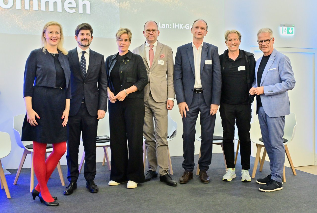 Tauschten sich beim „IHK-Energiedialog 2025“ über die Herausforderungen und Chancen der Energiewende aus (v.l.): Moderatorin Carmen Hentschel, Dr. Georg Geier (Geschäftsführer der Siempelkamp Giesserei GmbH aus Krefeld), Mona Neubaur (Ministerin für Wirtschaft, Industrie, Klimaschutz und Energie des Landes Nordrhein-Westfalen), Carsten Liedtke (Vorstandsvorsitzender der SWK AG und Vizepräsident des Verbands kommunaler Unternehmen e.V.), Dr. Klaus Wiener (Obmann im Ausschuss für Wirtschaft und Energie des Bundestags und stellvertretender Vorsitzender der AG Wirtschaft und Energie der CDU/CSU-Bundestagsfraktion), Oliver Leisse (Zukunftsforscher und Geschäftsführer des Hamburger Zukunftsforschungsinstituts SEE MORE) und IHK-Hauptgeschäftsführer Jürgen Steinmetz.