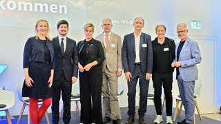 Tauschten sich beim „IHK-Energiedialog 2025“ über die Herausforderungen und Chancen der Energiewende aus (v.l.): Moderatorin Carmen Hentschel, Dr. Georg Geier (Geschäftsführer der Siempelkamp Giesserei GmbH aus Krefeld), Mona Neubaur (Ministerin für Wirtschaft, Industrie, Klimaschutz und Energie des Landes Nordrhein-Westfalen), Carsten Liedtke (Vorstandsvorsitzender der SWK AG und Vizepräsident des Verbands kommunaler Unternehmen e.V.), Dr. Klaus Wiener (Obmann im Ausschuss für Wirtschaft und Energie des Bundestags und stellvertretender Vorsitzender der AG Wirtschaft und Energie der CDU/CSU-Bundestagsfraktion), Oliver Leisse (Zukunftsforscher und Geschäftsführer des Hamburger Zukunftsforschungsinstituts SEE MORE) und IHK-Hauptgeschäftsführer Jürgen Steinmetz.