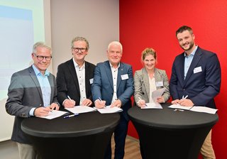 Bei der Unterzeichnung der Absichtserklärung (v.l.): Jürgen Steinmetz (Hauptgeschäftsführer der IHK Mittlerer Niederrhein), Peter Nieskens (Vorsitzender des Unternehmerkreises Kempen), Christoph Dellmans (Bürgermeister der Stadt Kempen), Janika Woltering-van Haag (Vizepräsidentin der IHK Mittlerer Niederrhein und Geschäftsführerin von Hefe van Haag) sowie Tobias Birkmann (kaufmännischer Leiter der Stadtwerke Kempen). 