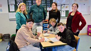 Sie schauten den Achtklässlern beim Experimentieren über die Schultern (v.l.): IHK-Geschäftsführerin Daniela Perner, Hans-Jürgen Peters vom Vorstand der Bürgerstiftung Dormagen, Klassenlehrerin Klara Kaiser sowie TuWas-Koordinatorin Layal Paczynski.