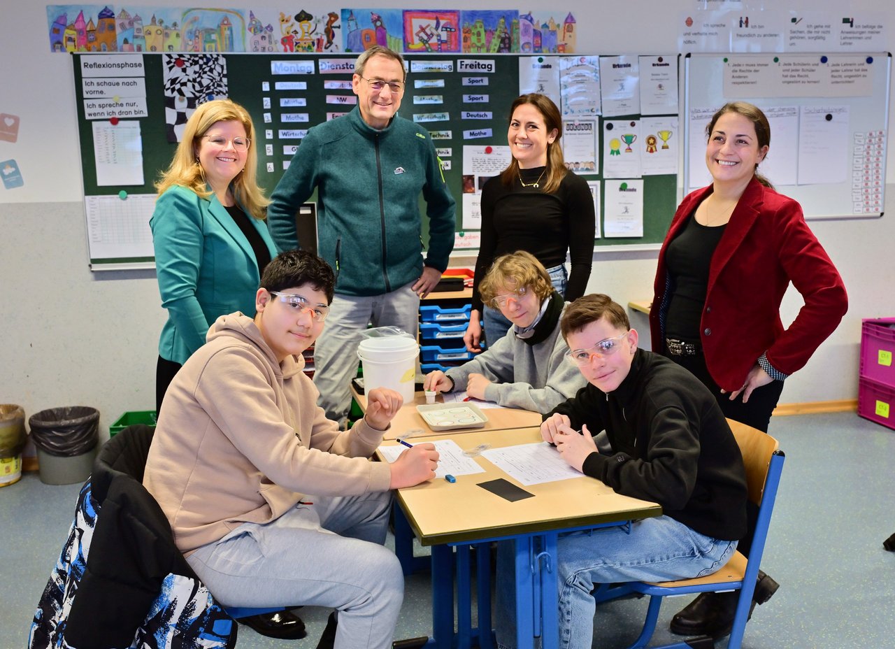 Sie schauten den Achtklässlern beim Experimentieren über die Schultern (v.l.): IHK-Geschäftsführerin Daniela Perner, Hans-Jürgen Peters vom Vorstand der Bürgerstiftung Dormagen, Klassenlehrerin Klara Kaiser sowie TuWas-Koordinatorin Layal Paczynski.