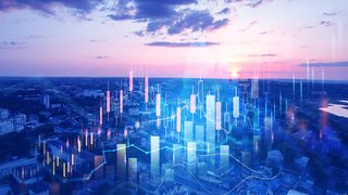 Eine Stadtansicht bei Sonnenuntergang mit überlagerten digitalen Finanzdiagrammen, darunter Balken- und Liniendiagramme sowie Kursindikatoren. Die Visualisierung kombiniert urbane Landschaft mit abstrakten Daten zur Darstellung von Wirtschaft und Technologie.