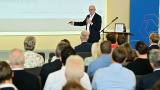 Dr. Rainer Kambeck, Bereichsleiter „Wirtschafts- und Finanzpolitik, Mittelstand“ bei der Deutschen Industrie- und Handelskammer, erläuterte die wirtschaftspolitischen Vorhaben der Bundesregierung.