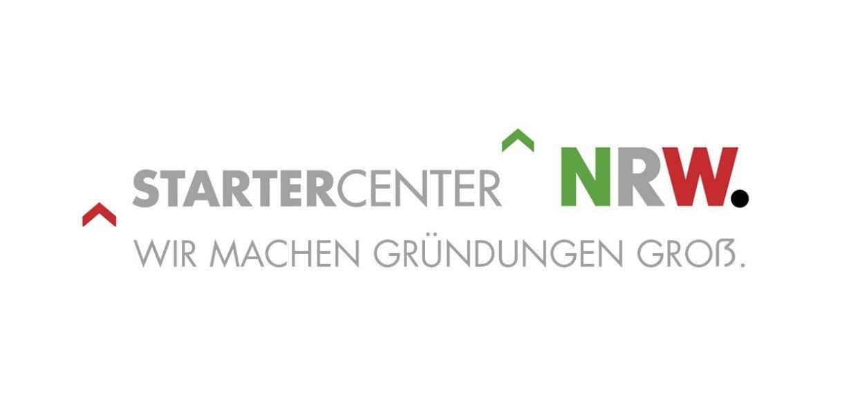 Logo des STARTERCENTER NRW. Links steht in grauen Großbuchstaben das Wort „STARTERCENTER“, rechts daneben in grün, grau und rot das Wort „NRW“ mit einem schwarzen Punkt. Oberhalb der Schrift sind zwei kleine Pfeile nach oben in Rot und Grün zu sehen. Unter dem Logo steht in grauer Schrift: „Wir machen Gründungen groß.“