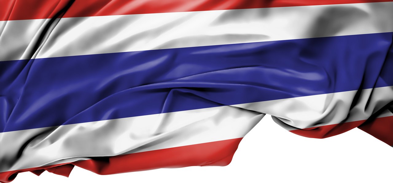 Gewellte Flagge von Thailand mit horizontalen Streifen in Rot, Weiß und Blau auf weißem Grund