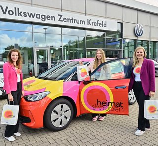 Das IHK-Team für den Einzelhandel ist nun mit dem neuen „heimat-shoppen“-Wagen unterwegs (v.l.): Danielle Weyers, Valerie de Groot und Maren-Corinna Nasemann.
