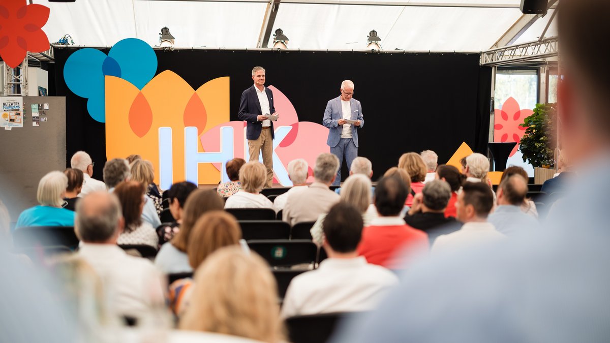 IHK-Präsident Elmar te Neues und IHK-Hauptgeschäftsführer Jürgen Steinmetz sprechen beim Sommerfest 2026 auf dem Gelände der Landesgartenschau.