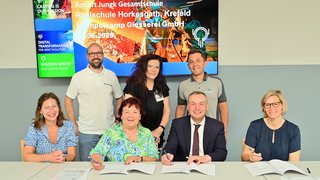 Sie vereinbarten die Kooperation (v.l.): Carina Lüttke (stellvertretende Konrektorin Realschule Horkesgath), Sven Luckmann-Anschlag (Assistent Betriebsleitung Siempelkamp Giesserei GmbH), Dr. Claudia Eberle (Schulleiterin Robert-Jungk-Gesamtschule), Gabriele Götze von der IHK, Dirk Howe (Geschäftsführer Siempelkamp Giesserei GmbH), Eugen Müller (Leiter betriebliche Ausbildung Siempelkamp Giesserei GmbH) sowie Hardid Steiner (Realschule Horkesgath). 