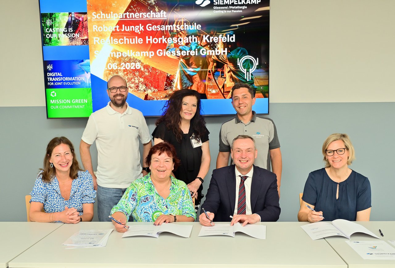 Sie vereinbarten die Kooperation (v.l.): Carina Lüttke (stellvertretende Konrektorin Realschule Horkesgath), Sven Luckmann-Anschlag (Assistent Betriebsleitung Siempelkamp Giesserei GmbH), Dr. Claudia Eberle (Schulleiterin Robert-Jungk-Gesamtschule), Gabriele Götze von der IHK, Dirk Howe (Geschäftsführer Siempelkamp Giesserei GmbH), Eugen Müller (Leiter betriebliche Ausbildung Siempelkamp Giesserei GmbH) sowie Hardid Steiner (Realschule Horkesgath). 