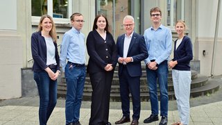 IHK-Hauptgeschäftsführer Jürgen Steinmetz (2.v.r.) und Britta Meyer, IHK-Bereichsleiterin Personal (l.) begrüßen die neuen Auszubildenden Marc Neu, Emely Hufen, Benjamin Reipert und Edyta Szmigiel (v.l.).