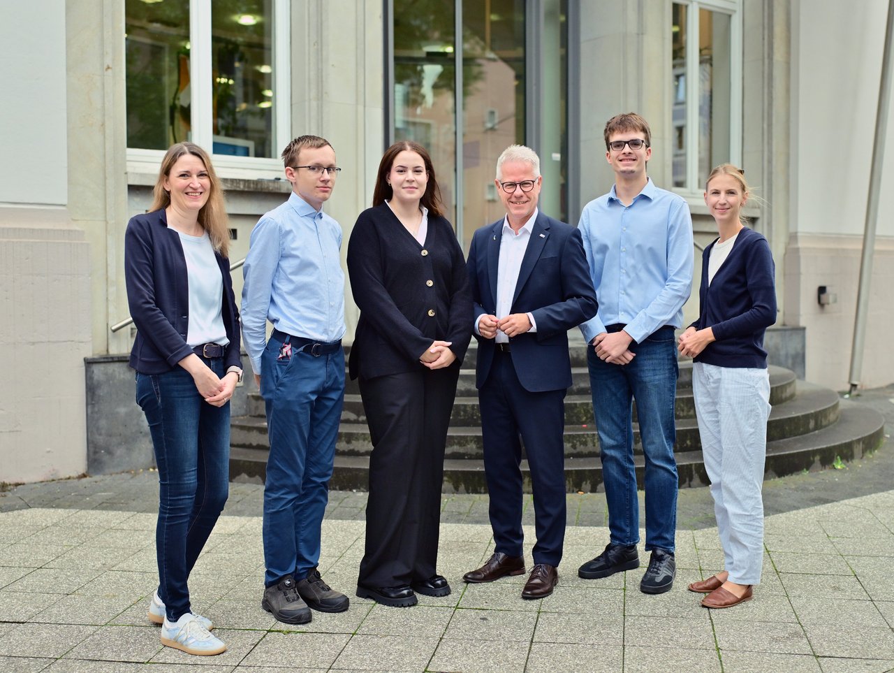 IHK-Hauptgeschäftsführer Jürgen Steinmetz (2.v.r.) und Britta Meyer, IHK-Bereichsleiterin Personal (l.) begrüßen die neuen Auszubildenden Marc Neu, Emely Hufen, Benjamin Reipert und Edyta Szmigiel (v.l.).