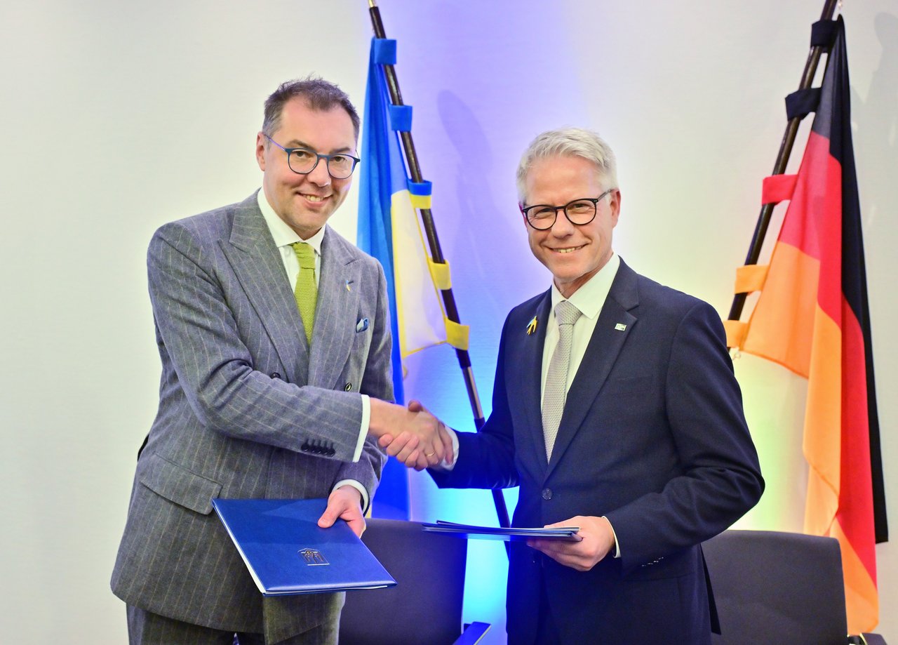 Oleksii Makeiev (l.), Botschafter der Ukraine in Deutschland, hat Jürgen Steinmetz zum Honorarkonsul der Ukraine ernannt.