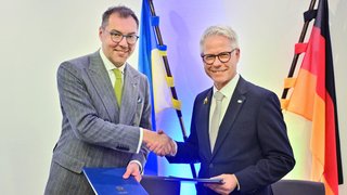 Oleksii Makeiev (l.), Botschafter der Ukraine in Deutschland, hat Jürgen Steinmetz zum Honorarkonsul der Ukraine ernannt.