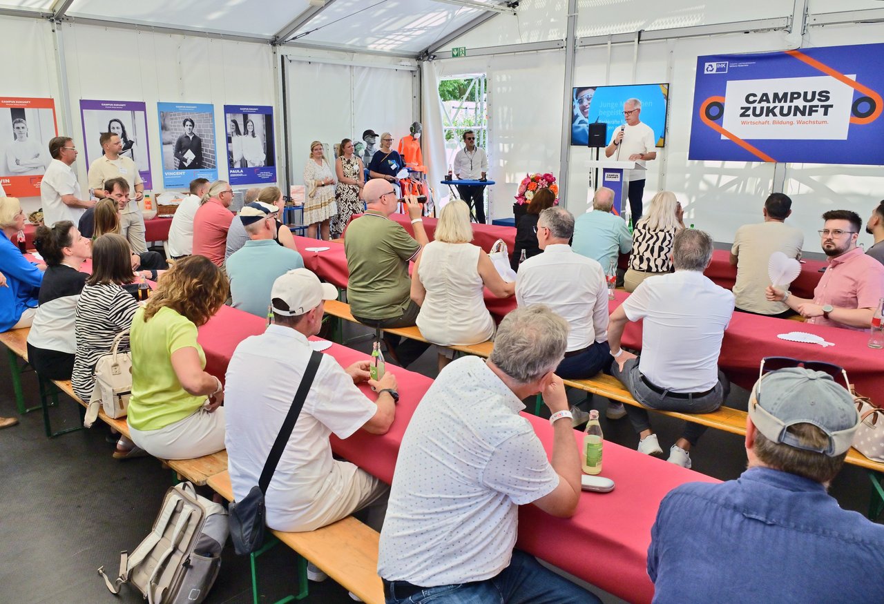 IHK-Hauptgeschäftsführer Jürgen Steinmetz bei der Begrüßung der Gäste des Sommerfests für die ehrenamtlichen Prüferinnen und Prüfer im IHK-Pavillon auf dem Neusser Wendersplatz.