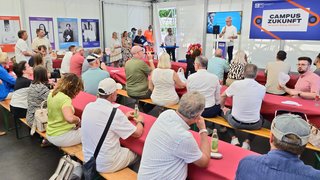 IHK-Hauptgeschäftsführer Jürgen Steinmetz bei der Begrüßung der Gäste des Sommerfests für die ehrenamtlichen Prüferinnen und Prüfer im IHK-Pavillon auf dem Neusser Wendersplatz.