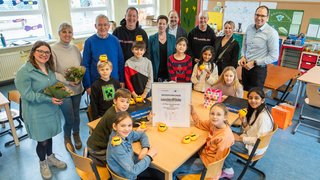 Sie überreichten den Siegerinnen und Siegern unter anderem eine Urkunde und ein Set für kreatives Spielen (v.l.n.r.): Marie-Luise Steinfort, Elaine Retzmann (Jakobus-Schule), Axel Götze-Rohen (Bargelink GmbH), Peter Abelmann ( LOG-IT Club e.V), Andrea Scharf (Standort Niederrhein GmbH), Christoph Schnier (IHK Mittlerer Niederrhein), Maike Lehmann (LOG-IT Club e.V), Alina Scheller (IHK Mittlerer Niederrhein) und Bertram Gaiser (Standort Niederrhein GmbH). 