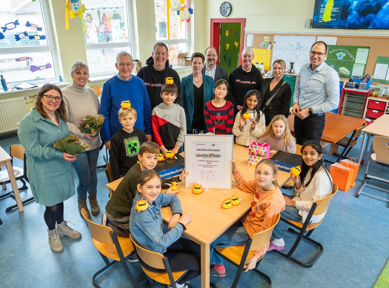 Sie überreichten den Siegerinnen und Siegern unter anderem eine Urkunde und ein Set für kreatives Spielen (v.l.n.r.): Marie-Luise Steinfort, Elaine Retzmann (Jakobus-Schule), Axel Götze-Rohen (Bargelink GmbH), Peter Abelmann ( LOG-IT Club e.V), Andrea Scharf (Standort Niederrhein GmbH), Christoph Schnier (IHK Mittlerer Niederrhein), Maike Lehmann (LOG-IT Club e.V), Alina Scheller (IHK Mittlerer Niederrhein) und Bertram Gaiser (Standort Niederrhein GmbH). 