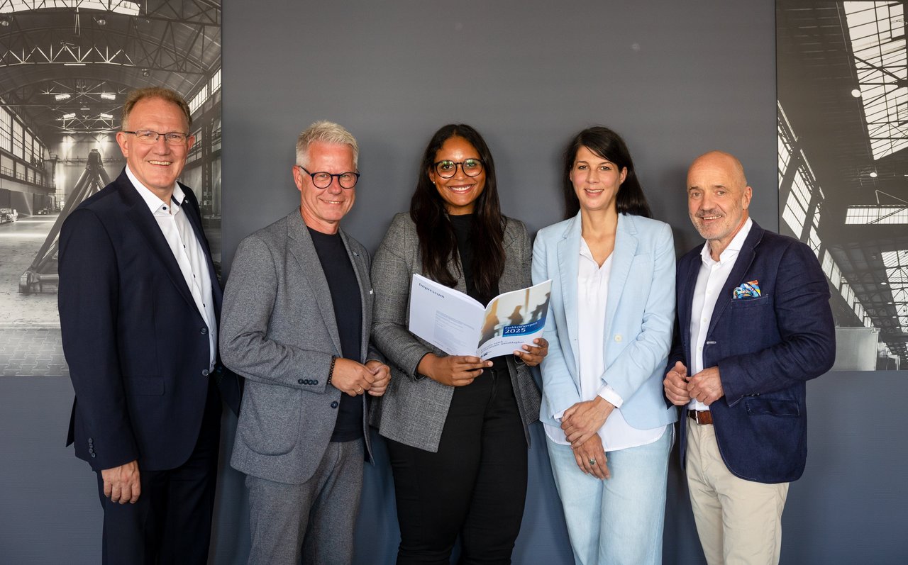 Sie stellten den Fachkräftereport vor (v.l.): Gregor Berghausen (IHK Düsseldorf), Jür-gen Steinmetz (IHK Mittlerer Niederrhein), Daniela Komolafe und Tanja Walterscheidt (beide Konecranes) und Dr. Stefan Dietzfelbinger (Niederrheinische IHK Duisburg-Wesel-Kleve zu Duisburg).