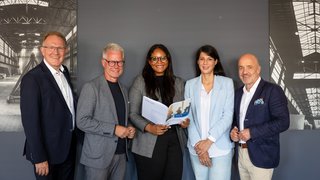 Sie stellten den Fachkräftereport vor (v.l.): Gregor Berghausen (IHK Düsseldorf), Jür-gen Steinmetz (IHK Mittlerer Niederrhein), Daniela Komolafe und Tanja Walterscheidt (beide Konecranes) und Dr. Stefan Dietzfelbinger (Niederrheinische IHK Duisburg-Wesel-Kleve zu Duisburg). 