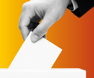 Eine Hand wirft einen Stimmzettel in eine Wahlurne vor einem Hintergrund in Gelb-Orange-Farbverlauf.