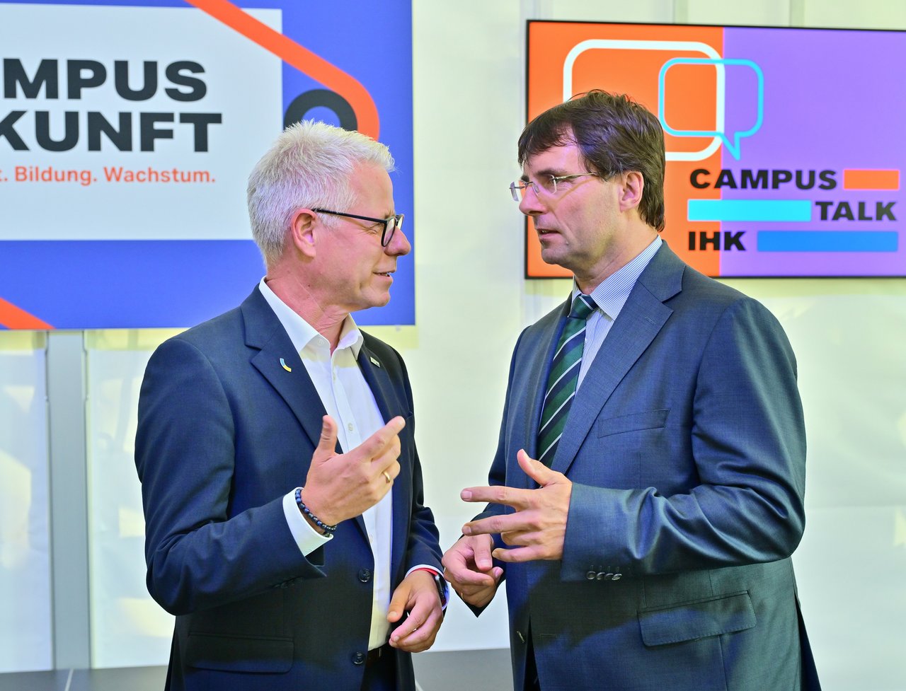 IHK-Hauptgeschäftsführer Jürgen Steinmetz (l.) begrüßte Dr. Marcus Optendrenk, Minister der Finanzen des Landes Nordrhein-Westfalen, zum Campus-Talk. 