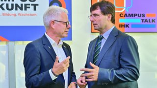 IHK-Hauptgeschäftsführer Jürgen Steinmetz (l.) begrüßte Dr. Marcus Optendrenk, Minister der Finanzen des Landes Nordrhein-Westfalen, zum Campus-Talk. 