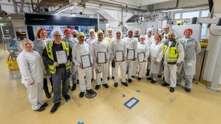 Die stolzen Prüflinge der Validierung mit Ausbildern und IHK-Verantwortlichen. 