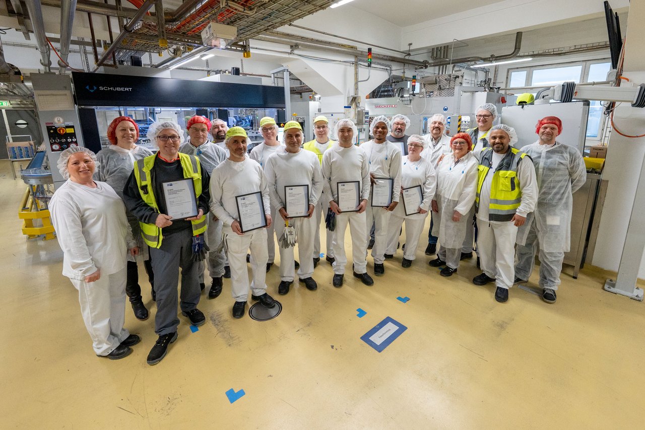 Die stolzen Prüflinge der Validierung mit Ausbildern und IHK-Verantwortlichen. 